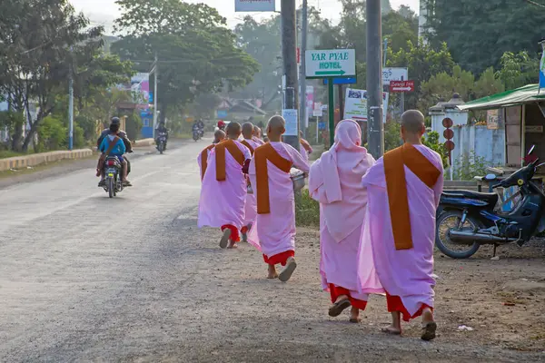 Bagan Mianmar Novembro 2015 Jovens Monges Caminhando Pelas Ruas Bagan Imagens De Bancos De Imagens