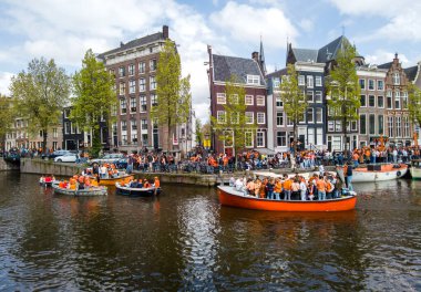 Amsterdam, Hollanda - 27 Nisan 2024: Hollanda 'daki Amsterdam kanallarında yerel halk kraliyet gününü kutluyor