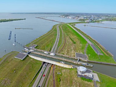 Hollanda 'daki Enkhuizen yakınlarındaki Krabbersgat navigasyon kanalından.