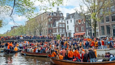 Amsterdam, Hollanda - 27 Nisan 2024: Hollanda 'daki Amsterdam kanallarında yerel halk kraliyet gününü kutluyor