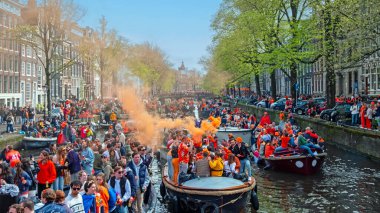 Amsterdam, Hollanda - 27 Nisan 2024: Hollanda 'daki Amsterdam kanallarında kraliyet gününü kutlamak