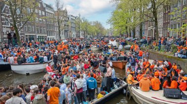 Amsterdam, Hollanda - 27 Nisan 2024: Hollanda 'daki Amsterdam kanallarında yerel halk kraliyet gününü kutluyor