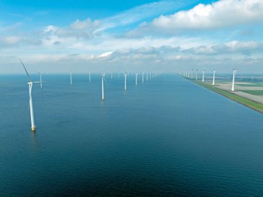 Hollanda 'daki IJsselmeer' deki rüzgar türbinlerinin havası.