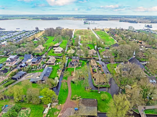 Hollanda 'nın tarihi köyü Giethoorn' dan havadan.