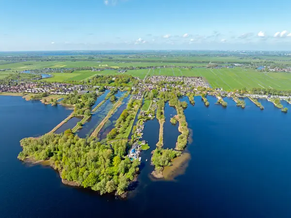 Spiegelplas 'tan ve Hollanda' daki küçük Nederhorst den Berg kasabasından havadan.