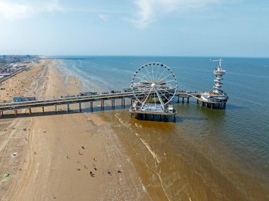 Hollanda 'daki Kuzey Denizi' ndeki Scheveningen İskelesi 'nden havadan.