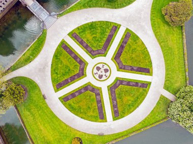 Yerdeki bir bahçe deseninden havadan çekilen görüntüler.