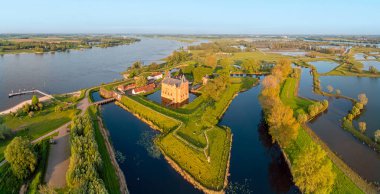 Hollanda 'da Loevestein Şatosu ile Merwede nehrinden gelen hava manzarası