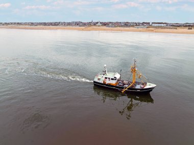 Hollanda 'daki Katwijk aan Zee sahilinden önce Kuzey Denizi' ndeki bir balıkçı teknesinden havadan.