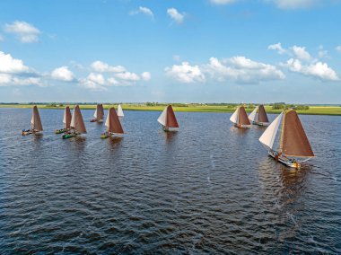 Hollanda 'daki Heegermeer üzerinde geleneksel skutsjessilen havadan