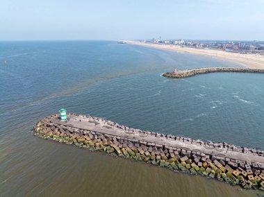 Hollanda 'daki Kuzey Denizi' ndeki deniz fenerleriyle Scheveningen 'den gelen hava aracı.