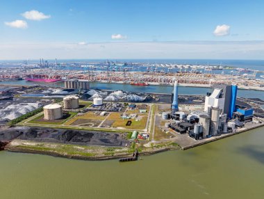 Hollanda 'daki Rotterdam Limanı' nda sanayi havacılığı.