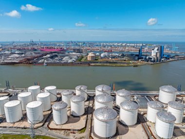 Hollanda 'daki Rotterdam Limanı' nda sanayi havacılığı.