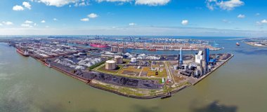 Hollanda 'daki Rotterdam Limanı' nda sanayi havacılığı.