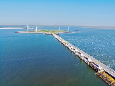 Hollanda, Zeeland 'deki Oosterschelde fırtına bariyerinden gelen hava akımı