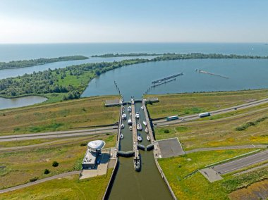Hollanda 'daki Enkhuizen yakınlarındaki Krabbersgat navigasyon kanalından.