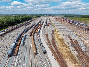 Hollanda 'daki Kijfhoek tren istasyonundan havadan.