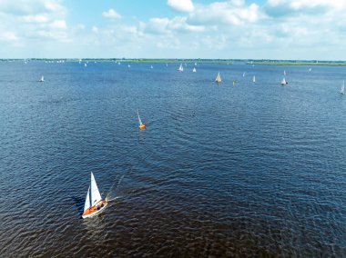Hollanda, Friesland 'da güzel bir yaz gününde Sneekermeer' de yelken açmaktan.