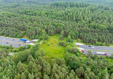Hollanda 'daki A50 otobanındaki Veluwe' deki ekoduct De Woeste Hoeve 'den havadan.