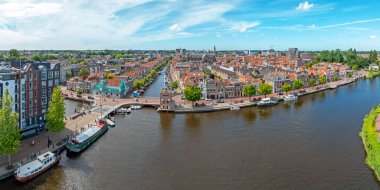 Hollanda 'daki Alkmaar şehrinin hava manzarası.