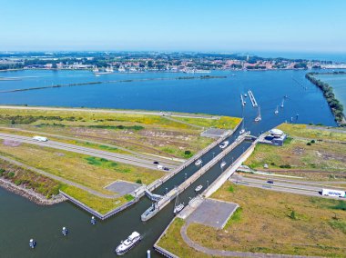Hollanda 'nın Enkhuizen yakınlarındaki Krabbersgat navigasyon kanalı, Markermeer ve IJsselmeer arasında. Naviduct, su kemeriyle su kanalının birleşimidir.