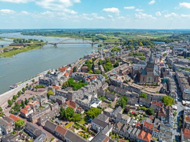 Nijmegen şehrinden Hollanda 'daki Waal nehrine gelen hava aracı.