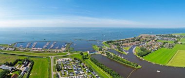 Hollanda 'nın IJsselmeer kentindeki tarihi Stavoren şehrinin hava manzarası.