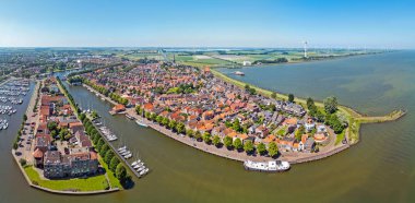 Hollanda 'nın tarihi şehri Medemblik' in hava manzarası.