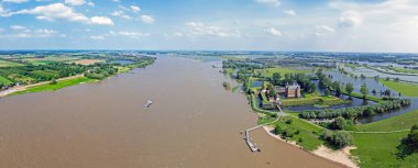 Merwede nehri ve Loevestein şatosundan gelen hava manzarası Hollanda 'da sel basmış bir arazide.