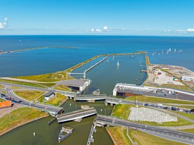 Hollanda 'daki Afsluitdijk' teki Kornwerderzand 'daki salıncak köprüsünden.