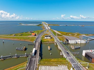 Hollanda 'daki Kornwerderzand' daki Afsluitdijk 'ten havadan.