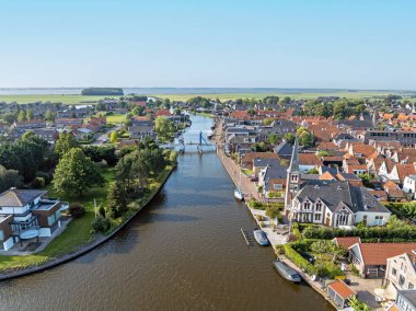 Hollanda, Friesland 'deki küçük kasabadan havadan.