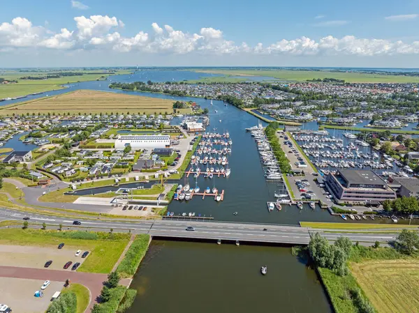 Hollanda 'da Lemmer yakınlarındaki Grote Brekken Gölü' nden havadan.