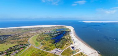 Hollanda 'daki deniz feneriyle birlikte adanın hava manzarası.