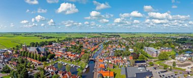 Hollanda, Friesland 'daki tarihi Workum kasabasından hava manzarası.