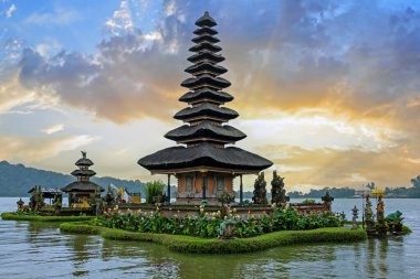 Pura Ulun Danu Bratan su tapınağı günbatımında pagoda, Baturiti, Bali, Endonezya