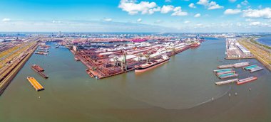 Hollanda 'nın Rotterdam limanındaki hava manzarası.