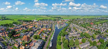 Hollanda, Friesland 'daki tarihi Workum kasabasından hava manzarası.