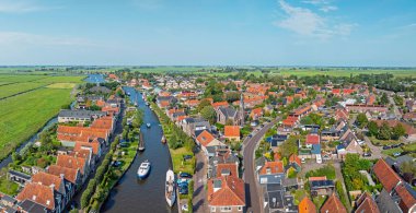 Friesland, Hollanda 'daki küçük tarihi kasaba IJlst' in hava manzarası.