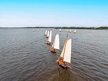 Hollanda, Friesland 'daki Heegermeer' de eski ahşap gemilerle yelken açan amiralden gelen hava aracı.