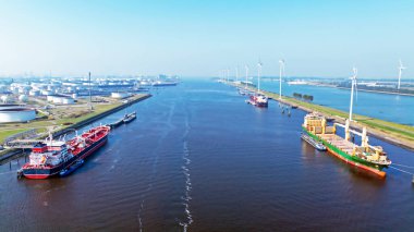 Hollanda Rotterdam Limanı 'ndaki sanayi havacılığı.
