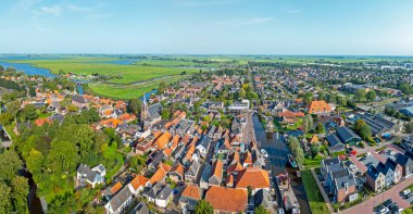 Hollanda, Friesland 'daki tarihi Heeg kasabasından hava manzarası.