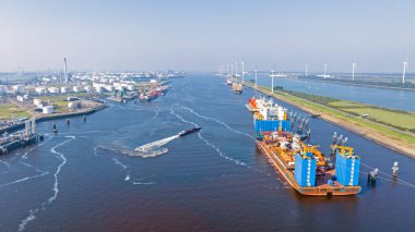 Hollanda 'daki Rotterdam limanındaki sanayi havacılığı.