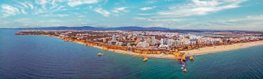 Praia da Rocha 'dan gelen hava manzarası ve Algarve Portekiz' deki Portimao şehri.