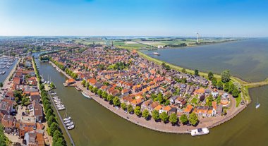 Hollanda 'nın IJsselmeer kentindeki tarihi Medemblik kasabasından hava manzarası