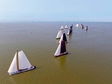 Hollanda 'daki IJsselmeer' de Hindeloopen yakınlarındaki yarışmadan kalma hava aracı