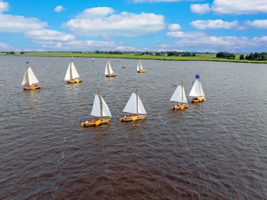 Hollanda, Friesland 'daki Heegermeer' de eski ahşap gemilerle yelken açan amiralden kalma hava aracı.