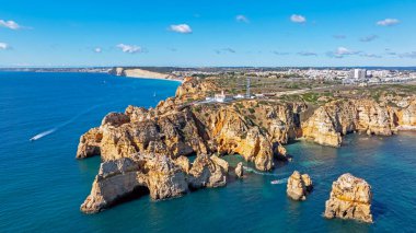Ponte Piedade 'deki doğal kayalardan Lagos Portekiz' deki deniz feneriyle birlikte gelen hava.