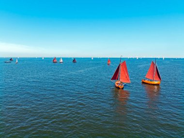 Hollanda 'daki IJsselmeer' de eski ahşap gemilerle yapılan bir yarışmadan kalma hava.