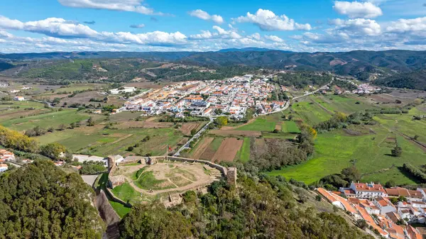 Algarve Portekiz 'in batı kıyısındaki Aljezur kalesi ve köyünden havadan.